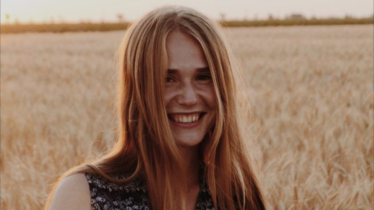 woman curious about how to tell her parents that she is pregnant