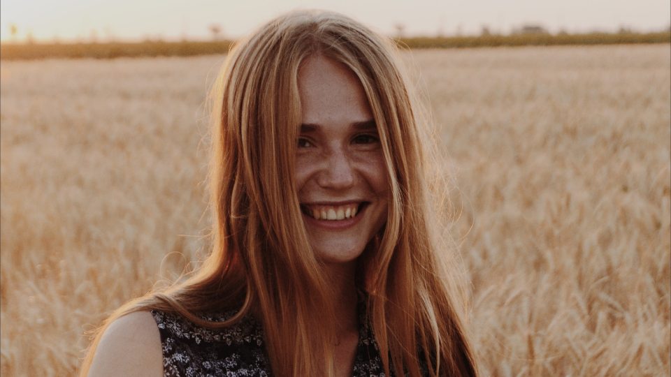 woman curious about how to tell her parents that she is pregnant